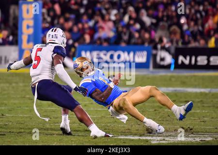 Pasadena, CA. 12th novembre 2022. Le quarterback UCLA Bruins Dorian Thompson-Robinson #1 court en action pendant le premier trimestre du match de football NCAA entre les Bruins UCLA et les Wildcats de l'Arizona au Rose Bowl à Pasadena, Californie.obligatoire photo Credit: Louis Lopez/Cal Sport Media/Alamy Live News Banque D'Images