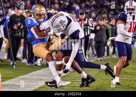 Pasadena, CA. 12th novembre 2022. Kam Brown #0, le grand récepteur de l'UCLA Bruins, passe à la sécurité de l'Arizona Wildcats Jaxen Turner #21, qui fait l'attaque en action pendant le deuxième trimestre du match de football de la NCAA entre les Bruins de l'UCLA et les Wildcats de l'Arizona au Rose Bowl à Pasadena, en Californie. Crédit photo obligatoire : Louis Lopez/Cal Sport Media/Alamy Live News Banque D'Images