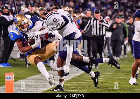 Pasadena, CA. 12th novembre 2022. Kam Brown #0, le grand récepteur de l'UCLA Bruins, passe à la sécurité de l'Arizona Wildcats Jaxen Turner #21, qui fait l'attaque en action pendant le deuxième trimestre du match de football de la NCAA entre les Bruins de l'UCLA et les Wildcats de l'Arizona au Rose Bowl à Pasadena, en Californie. Crédit photo obligatoire : Louis Lopez/Cal Sport Media/Alamy Live News Banque D'Images