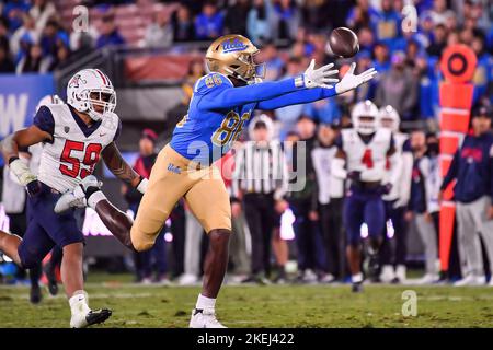 Pasadena, CA. 12th novembre 2022. UCLA Bruins Tight End Michael Ezeike #86 est incapable de faire le crochet en action pendant le deuxième trimestre du NCAA football jeu entre les Bruins UCLA et les Arizona Wildcats au Rose Bowl à Pasadena, Californie.obligatoire photo Credit: Louis Lopez/Cal Sport Media/Alay Live News Banque D'Images