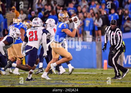 Pasadena, CA. 12th novembre 2022. Jake Bobo #9, grand récepteur de l'UCLA Bruins, fait le crochet en action pendant le deuxième trimestre du match de football de la NCAA entre les Bruins de l'UCLA et les Wildcats de l'Arizona au Rose Bowl à Pasadena, Californie.obligatoire photo Credit: Louis Lopez/Cal Sport Media/Alay Live News Banque D'Images