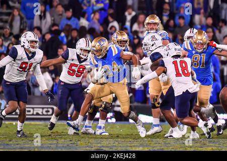 Pasadena, CA. 12th novembre 2022. UCLA Bruins en arrière Zach Charbonnet #24 court en action pendant le deuxième trimestre du match de football NCAA entre les Bruins UCLA et les Arizona Wildcats au Rose Bowl à Pasadena, Californie.obligatoire photo Credit: Louis Lopez/Cal Sport Media/Alay Live News Banque D'Images