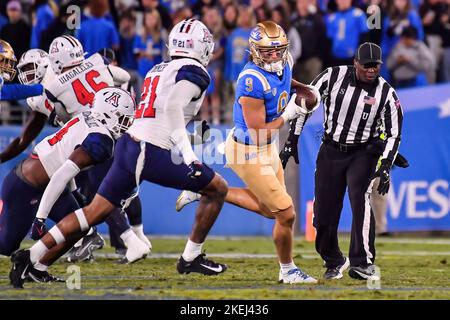 Pasadena, CA. 12th novembre 2022. Jake Bobo #9, grand récepteur de l'UCLA Bruins, fait le crochet en action pendant le deuxième trimestre du match de football de la NCAA entre les Bruins de l'UCLA et les Wildcats de l'Arizona au Rose Bowl à Pasadena, Californie.obligatoire photo Credit: Louis Lopez/Cal Sport Media/Alay Live News Banque D'Images