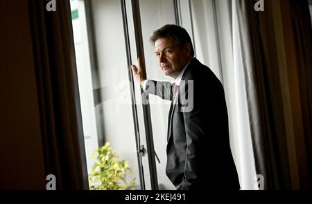 Singapour. 13th novembre 2022. Robert Habeck (Bündnis 90/Die Grünen), vice-chancelier et ministre fédéral des Affaires économiques et de la protection du climat, regarde par la fenêtre sur les coulisses de la conférence. Le ministre participe à la Conférence Asie-Pacifique des entreprises allemandes (APK) de 17th. Credit: Britta Pedersen/dpa/Alay Live News Banque D'Images