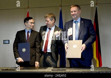 Singapour. 13th novembre 2022. Robert Habeck (Bündnis 90/Die Grünen, M), vice-chancelier et ministre fédéral des Affaires économiques et de la protection du climat, est présent avec des représentants d'Anna technologies GmbH (Flensburg), de Tillmann Loch (r) et de Chen Hongjun, Biobot (Singapour), à la conférence de marge après une cérémonie de signature. Le ministre participe à la Conférence Asie-Pacifique des entreprises allemandes (APK) de 17th. Credit: Britta Pedersen/dpa/Alay Live News Banque D'Images