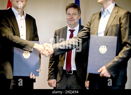 Singapour. 13th novembre 2022. Robert Habeck (M, Bündnis 90/Die Grünen), vice-chancelier et ministre fédéral des Affaires économiques et de la protection du climat, participe à une cérémonie de signature avec des représentants d'Interzero GmbH (Cologne) et de Wua&Huan (Singapour) autour de la conférence. Le ministre assiste à la Conférence des entreprises allemandes Asie-Pacifique (APK) de 17th. Credit: Britta Pedersen/dpa/Alay Live News Banque D'Images