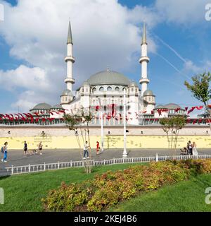 Istanbul, Turquie - 2 septembre 2022: Touristes et locaux marchant devant la mosquée Taksim, sur la place Taksim, dans le quartier Beyoglu, dans le centre d'Istanbul, dans une journée ensoleillée d'été Banque D'Images