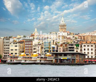 Vue sur la ville d'Istanbul depuis le détroit de Bosporeux surplombant la Tour de Galata, le terminal de ferry de Karakoy et les bateaux à quai, Istanbul, Turquie Banque D'Images