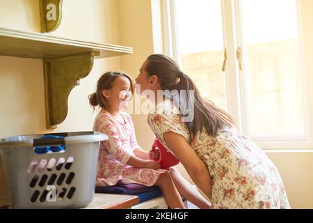 Maman aime tellement sa petite fille. Une mère et une fille partageant un moment à la maison. Banque D'Images