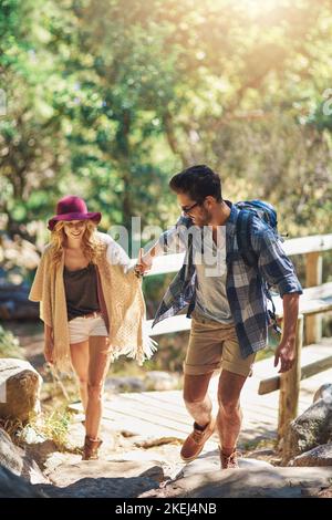 Venez avec moi. Prise de vue en longueur d'un jeune couple affectueux lors d'une randonnée. Banque D'Images