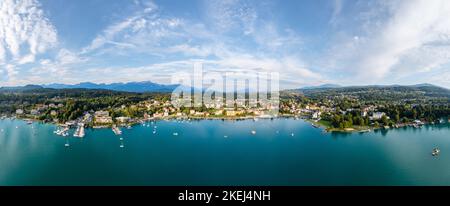 Vue d'été de Velden sur le magnifique lac Wörthersee en Carinthie, Autriche. Banque D'Images