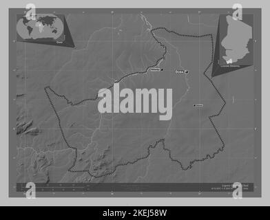 Logone Oriental, région du Tchad. Carte d'altitude en niveaux de gris avec lacs et rivières. Lieux et noms des principales villes de la région. Angle auxiliaire bas Banque D'Images