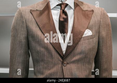 Costume pour hommes avec cravate sur un mannequin dans un magasin cher et élégant Banque D'Images