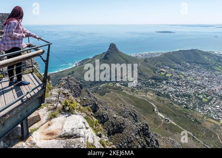 Cape Town, Afrique du Sud - 14 septembre 2022 : un touriste au point de vue de la montagne de la Table. Lions Head, signal Hill et Robben Island sont visibles Banque D'Images