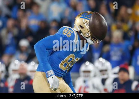 Pasadena, États-Unis. 12th novembre 2022. UCLA serré fin Michael Ezeike (86) manque une prise contre l'Arizona lors d'un match de football universitaire de NCAA samedi, 12 novembre 2022, à Pasadena, en Californie (Credit image: © Ringo Chiu/ZUMA Press Wire) Banque D'Images