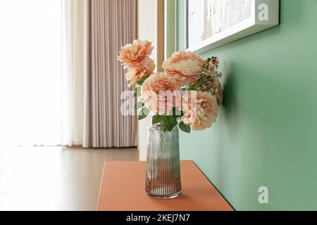 vase en verre rose pastel orange en plastique avec fond pastel Banque D'Images