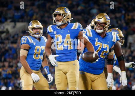 Pasadena, États-Unis. 12th novembre 2022. UCLA en arrière Zach Charbonnet (24) célèbre son touchdown contre l'Arizona lors d'un match de football universitaire de la NCAA samedi, 12 novembre 2022, à Pasadena, en Californie (Credit image: © Ringo Chiu/ZUMA Press Wire) Banque D'Images