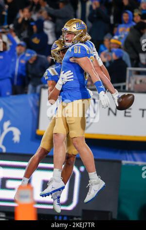 Pasadena, États-Unis. 12th novembre 2022. UCLA Tight End Hudson Habermehl (81) célèbre son touchdown contre l'Arizona lors d'un match de football universitaire de la NCAA samedi, 12 novembre 2022, à Pasadena, Californie (Credit image: © Ringo Chiu/ZUMA Press Wire) Banque D'Images