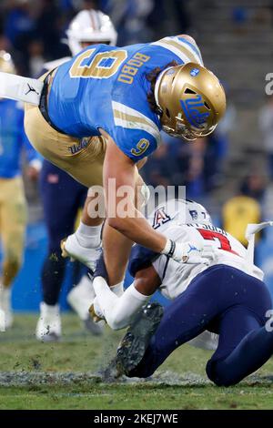 Pasadena, États-Unis. 12th novembre 2022. Jake Bobo (9), un grand récepteur de l'UCLA, est attaqué par les Ephesians Prysock (7), un cornerback de l'Arizona, lors d'un match de football de l'université de la NCAA samedi, 12 novembre 2022, à Pasadena, en Californie (image de crédit: © Ringo Chiu/ZUMA Press Wire) Banque D'Images