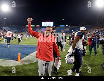 Pasadena, Californie, États-Unis. 12th novembre 2022. Jedd Fisch, entraîneur-chef Arizona Wildcats, célèbre après le match de football NCAA entre les Arizona Wildcats et les Bruins UCLA au Rose Bowl de Pasadena, en Californie. Crédit photo obligatoire : Charles Baus/CSM/Alay Live News Banque D'Images