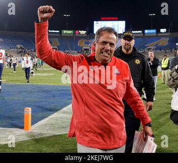 Pasadena, Californie, États-Unis. 12th novembre 2022. Jedd Fisch, entraîneur-chef Arizona Wildcats, célèbre après le match de football NCAA entre les Arizona Wildcats et les Bruins UCLA au Rose Bowl de Pasadena, en Californie. Crédit photo obligatoire : Charles Baus/CSM/Alay Live News Banque D'Images