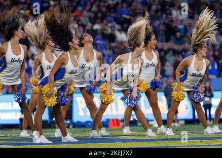 Pasadena, États-Unis. 12th novembre 2022. Les cheerleaders de l'UCLA se font jouer lors d'un match de football universitaire de la NCAA contre l'Arizona samedi, 12 novembre 2022, à Pasadena, en Californie (Credit image: © Ringo Chiu/ZUMA Press Wire) Banque D'Images