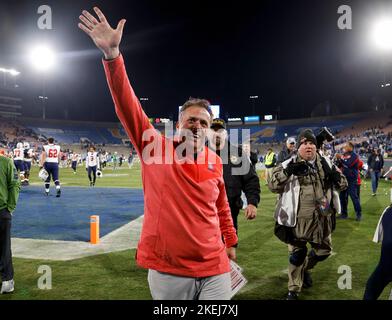 Pasadena, Californie, États-Unis. 12th novembre 2022. Jedd Fisch, entraîneur-chef Arizona Wildcats, célèbre après le match de football NCAA entre les Arizona Wildcats et les Bruins UCLA au Rose Bowl de Pasadena, en Californie. Crédit photo obligatoire : Charles Baus/CSM/Alay Live News Banque D'Images