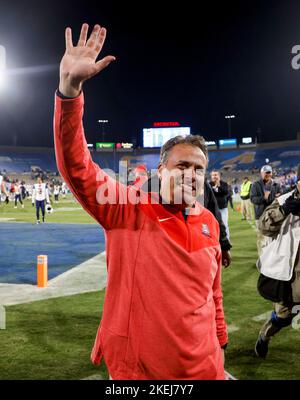 Pasadena, Californie, États-Unis. 12th novembre 2022. Jedd Fisch, entraîneur-chef Arizona Wildcats, célèbre après le match de football NCAA entre les Arizona Wildcats et les Bruins UCLA au Rose Bowl de Pasadena, en Californie. Crédit photo obligatoire : Charles Baus/CSM/Alay Live News Banque D'Images