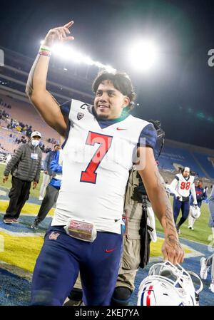 Pasadena, Californie, États-Unis. 12th novembre 2022. Le quarterback Arizona Wildcats Jayden de Laura #7 célèbre après le match de football NCAA entre les Arizona Wildcats et les Bruins UCLA au Rose Bowl à Pasadena, Californie. Crédit photo obligatoire : Charles Baus/CSM/Alay Live News Banque D'Images