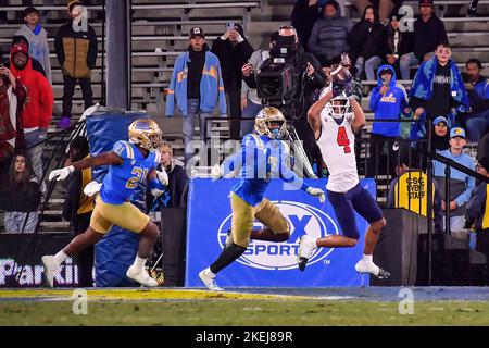 Pasadena, CA. 12th novembre 2022. Le grand receveur de l'Arizona Wildcats Tetairoa McMillan #4 saisit le col pour le touchdown en face de l'UCLA Bruins linebacker JonJon Vaughn #21 et l'UCLA Bruins défensive back Mo Osling III #7 en action pendant le quatrième trimestre du match de football NCAA entre les Bruins UCLA et les Wildcats Arizona Au Rose Bowl à Pasadena, Californie.obligatoire crédit photo: Louis Lopez/Cal Sport Media/Alay Live News Banque D'Images