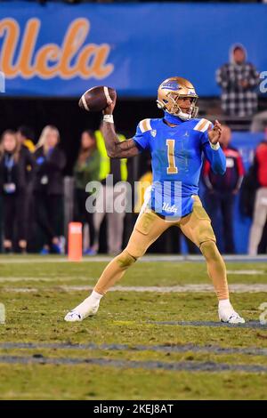 Pasadena, CA. 12th novembre 2022. UCLA Bruins Quarterback Dorian Thompson-Robinson #1 en action pendant le quatrième trimestre du match de football NCAA entre les Bruins UCLA et les Wildcats de l'Arizona au Rose Bowl à Pasadena, Californie.obligatoire photo Credit: Louis Lopez/Cal Sport Media/Alay Live News Banque D'Images