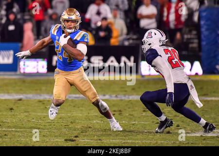 Pasadena, CA. 12th novembre 2022. Les Bruins UCLA en arrière Zach Charbonnet #24 court en action pendant le quatrième trimestre du match de football NCAA entre les Bruins UCLA et les Wildcats de l'Arizona au Rose Bowl à Pasadena, Californie.obligatoire photo Credit: Louis Lopez/Cal Sport Media/Alay Live News Banque D'Images