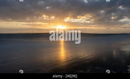 Lever du soleil sur le sommet de l'île Rangitoto. Milford Beach, Auckland. Banque D'Images