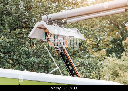 Le bus électrique est chargé de pantographe après l'itinéraire de la ville. Le problème de la technologie écologique et de l'énergie verte dans les transports publics Banque D'Images