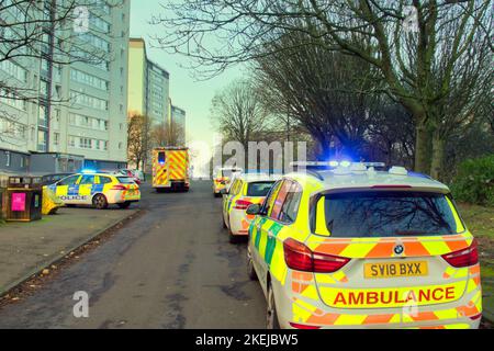 Glasgow, Écosse, Royaume-Uni 13th novembre, 2022.la police tôt le matin et l'ambulance incident à la base de 2241 grande route de l'Ouest Blairdardie appartements ont vu un grand nombre de véhicules et une zone enregistrée à la base des 12 étages hauts appartements. Crédit Gerard Ferry/Alay Live News Banque D'Images