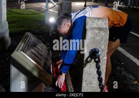 Kevin Sinfield pose une couronne au Murrayfield War Memorial avant le premier jour du défi Ultra 7 en 7, de Murrayfield à Melrose. L'ancien capitaine de Leeds est prévu pour compléter sept ultra-marathons en autant de jours pour aider à la recherche sur la maladie des motoneurones. Date de la photo: Dimanche 13 novembre 2022. Banque D'Images