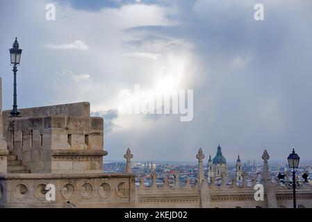 Ciel de Moody au-dessus du bastion des pêcheurs à Budapest Banque D'Images
