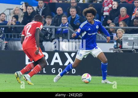 Dayot UPAMECANO (gauche, M) contre Sidi SANE (GE), action, duels, football 1st Bundesliga, 15th match day, FC Schalke 04 (GE) - FC Bayern Munich (M) 0: 2 sur 12 novembre 2022 à Gelsenkirchen/Allemagne. Banque D'Images