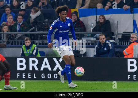 Sidi SANE (GE) avec ballon, action unique avec ballon, action, football 1st Bundesliga, 15th match, FC Schalke 04 (GE) - FC Bayern Munich (M) 0: 2 sur 12 novembre 2022 à Gelsenkirchen/Allemagne. Banque D'Images