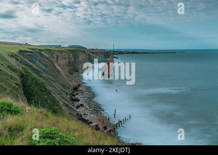 Une belle photo de la pile de la mer sur Chemical Beach près de Seaham Harbour sous un ciel nuageux Banque D'Images