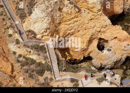 Randonnée le long de la côte de l'Algarve de Burgau à Lagos Banque D'Images