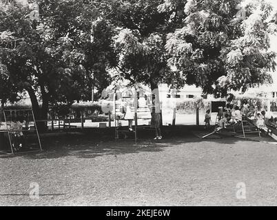 Enfants dans le terrain de jeu de l'école primaire de la RAF au camp de Birmanie, Accra, Ghana, vers 1959 Banque D'Images