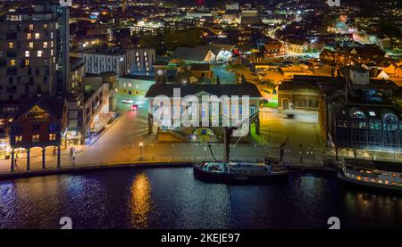 Une vue aérienne de l'ancienne maison personnalisée donnant sur Neptune Marina à Ipswich, Royaume-Uni la nuit Banque D'Images