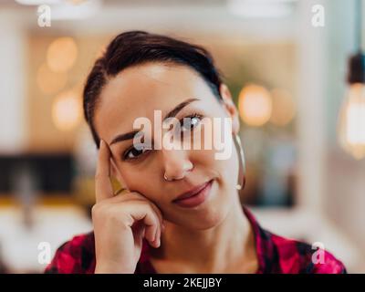 Portrait tête d'une femme moderne dans le bureau la nuit près de la fenêtre Banque D'Images
