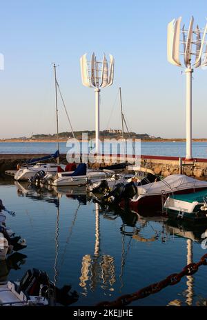 Éoliennes à axe vertical Kliux Energies installées à la marina dans la baie de Santander Pedreña Cantabria Espagne Banque D'Images