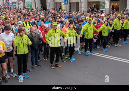 Cuneo, Italie. 13 novembre 2022. Le service de sécurité de l'organisation a arrêté les 18 500 participants au Marathon Cuneo. Credit: Luca Prestia / Alamy Live News Banque D'Images
