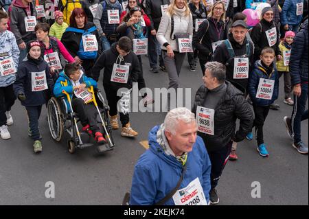 Cuneo, Italie. 13 novembre 2022. Quelques-uns des 18 500 participants à la ligne de départ du marathon annuel de Cuneo. Le marathon est un événement profondément ressenti par les citoyens. Credit: Luca Prestia / Alamy Live News Banque D'Images