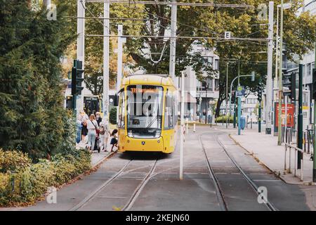 27 juillet 2022, Essen, Allemagne: Le tramway jaune passe sur une route de transport en commun dans la ville d'Essen Banque D'Images