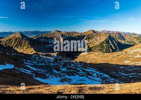 WESTERN Tatras avec la crête de montagne de Kopy de Liptovske la plus proche et les montagnes de Low Tatras sur le fond de Hladke sedlo col en automne Haut Ta Banque D'Images