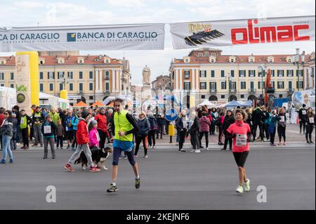 Cuneo, Italie. 13 novembre 2022. Quelques-uns des 18 500 participants à la ligne de départ du marathon annuel de Cuneo. Le marathon est un événement profondément ressenti par les citoyens. Credit: Luca Prestia / Alamy Live News Banque D'Images